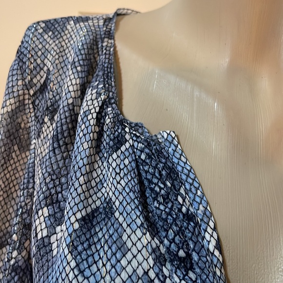 White House Black Market Blue reptile/metallic thread print Blouse, size 12 - Picture 3 of 11